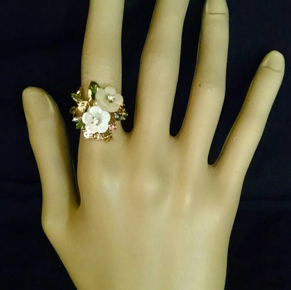 Beautiful flower rhinestone ring